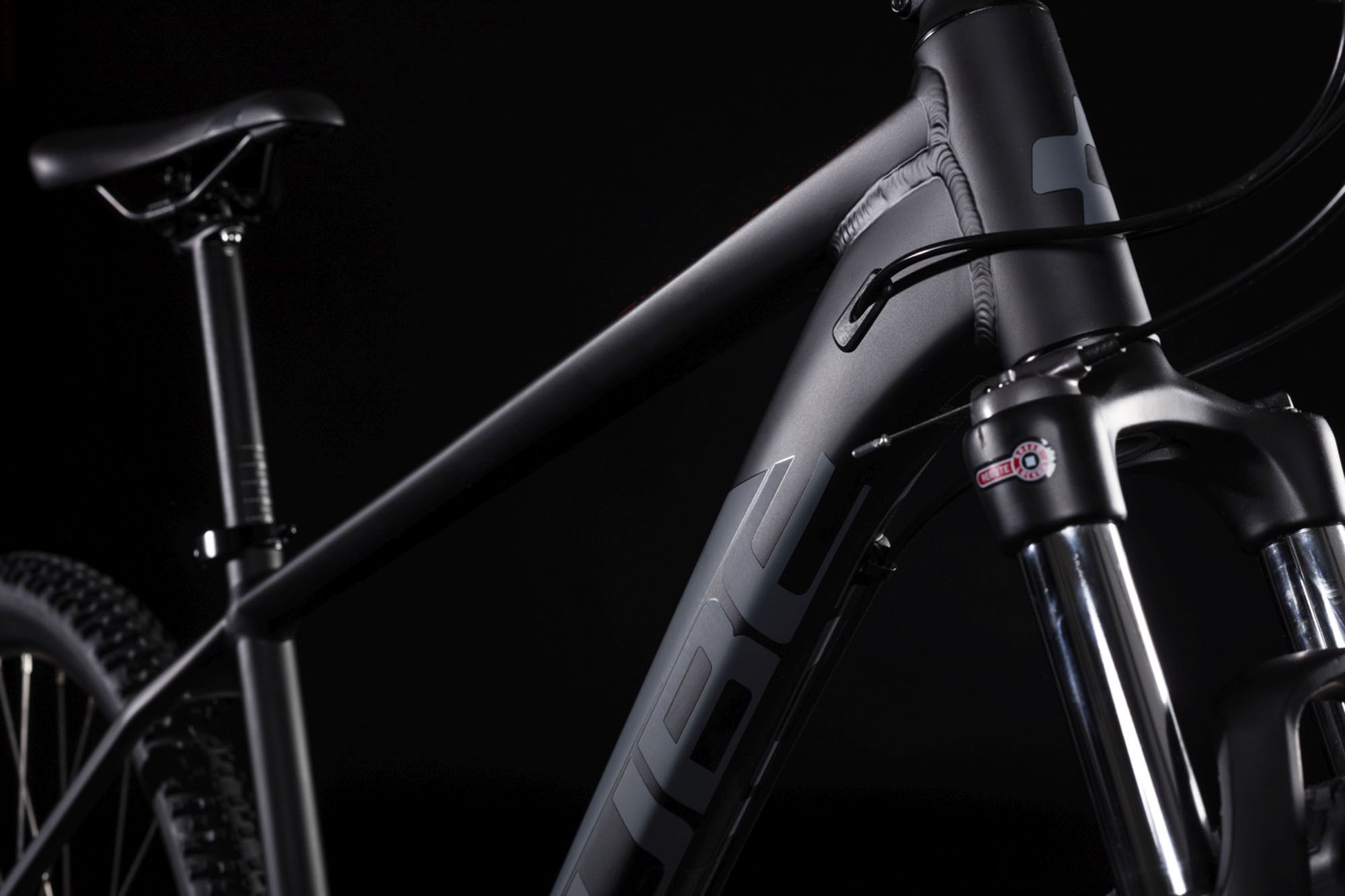 cube aim race white blue 2019